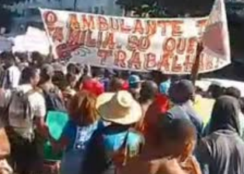 Manifestantes interditaram a Avenida Atlântica contra decreto que restringe vendas na praia, proíbe música ao vivo e limita atuação dos trabalhadores.