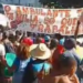 Manifestantes interditaram a Avenida Atlântica contra decreto que restringe vendas na praia, proíbe música ao vivo e limita atuação dos trabalhadores.