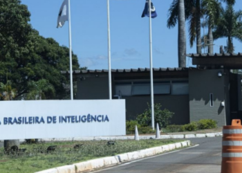 Servidor da Abin diz ao STF que Alexandre Ramagem tinha sala no Palácio do Planalto e despachava com Bolsonaro. Ramagem é réu por suposta espionagem ilegal na trama golpista de 2022.