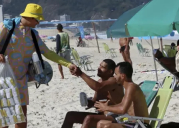 Prefeito Eduardo Paes volta atrás e libera venda de bebidas em vidro e música ao vivo na orla do Rio. Mudanças serão publicadas no Diário Oficial antes do decreto entrar em vigor.