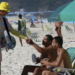 Prefeito Eduardo Paes volta atrás e libera venda de bebidas em vidro e música ao vivo na orla do Rio. Mudanças serão publicadas no Diário Oficial antes do decreto entrar em vigor.