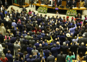 STF determina prazo até 30 de junho para que o Congresso atualize a distribuição de deputados por estado com base no Censo. Propostas em análise preveem mudanças no número total de parlamentares e na frequência do recenseamento.