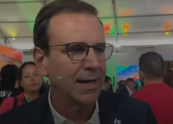 Eduardo Paes participa da assembleia do BRICS+ em Maricá e destaca o papel do Brasil no cenário geopolítico global, defendendo maior integração entre cidades dos países membros.