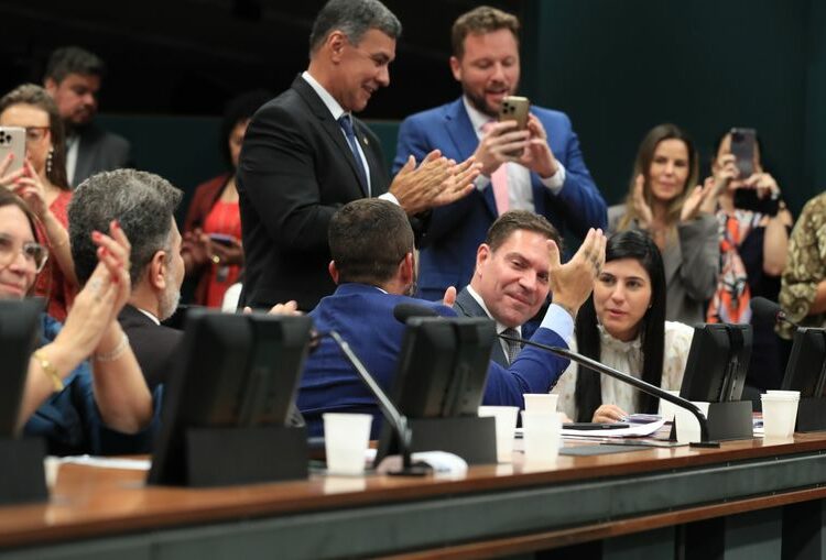 Especialistas veem manobra jurídica em decisão da Câmara sobre golpe
