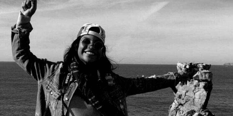 Juliana Marins, de 26 anos, foi encontrada morta após quatro dias desaparecida em uma trilha no Monte Rinjani, na Indonésia. Ela caiu em uma fenda de 650 metros. Resgate enfrentou neblina e clima instável.