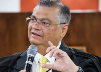 Declarações de Flávio Dino sobre papel do STF no orçamento reacendem debate sobre harmonia entre Poderes.