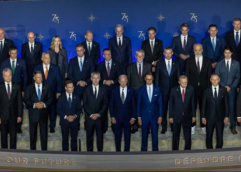 Espanha resistiu às ameaças de Trump na OTAN e garantiu apoio europeu. Entenda o embate sobre gastos militares e tarifas comerciais.