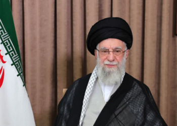 ali khamenei é o líder supremo do irã desde 1989. com mais poder que o presidente, ele controla exército, justiça, eleições e decisões estratégicas do país. saiba como.