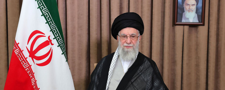 ali khamenei é o líder supremo do irã desde 1989. com mais poder que o presidente, ele controla exército, justiça, eleições e decisões estratégicas do país. saiba como.