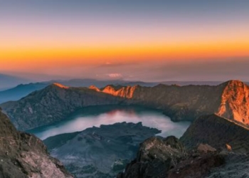 Turista da Malásia sofre queda no Monte Rinjani, na Indonésia, poucos dias após a brasileira Juliana Marins morrer no mesmo local. Alpinista foi resgatado com vida e passa bem.
