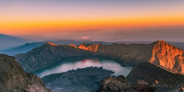 Turista da Malásia sofre queda no Monte Rinjani, na Indonésia, poucos dias após a brasileira Juliana Marins morrer no mesmo local. Alpinista foi resgatado com vida e passa bem.