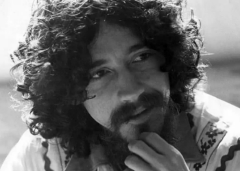 Raul Seixas, ícone do rock brasileiro, completaria 80 anos. Relembre sua jornada, dos perrengues no Rio aos sucessos eternos.