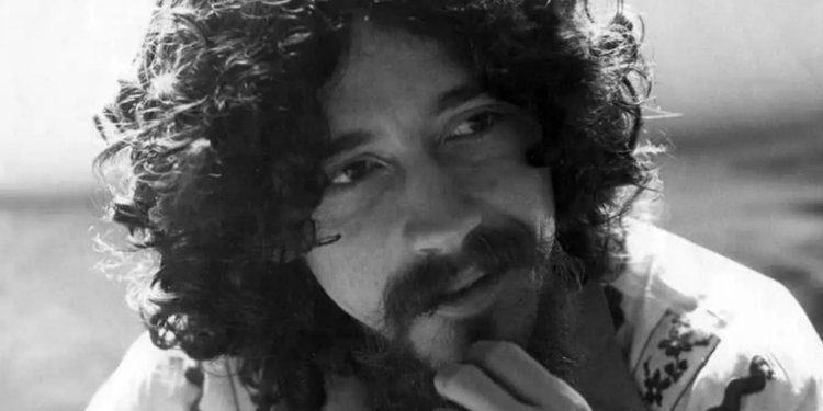 Raul Seixas, ícone do rock brasileiro, completaria 80 anos. Relembre sua jornada, dos perrengues no Rio aos sucessos eternos.