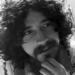 Raul Seixas, ícone do rock brasileiro, completaria 80 anos. Relembre sua jornada, dos perrengues no Rio aos sucessos eternos.