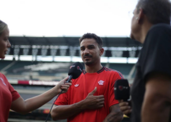 Recuperado de lesão, De la Cruz participa de treino e pode ser opção para o Flamengo no jogo contra o Bayern de Munique neste domingo (30), em Miami.