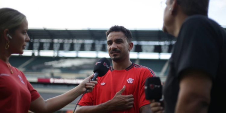 Recuperado de lesão, De la Cruz participa de treino e pode ser opção para o Flamengo no jogo contra o Bayern de Munique neste domingo (30), em Miami.