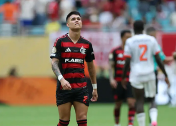 Em partida eletrizante, Bayern de Munique bate Flamengo por 4 a 2 e avança na Copa do Mundo de Clubes. Destaque para Harry Kane, autor de dois gols. Confira os lances!