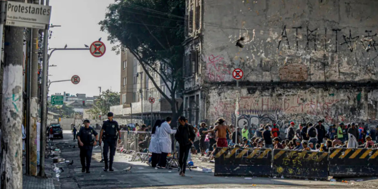 GTI liderado por Suplicy e Luna Zarattini lança relatório inédito sobre a Cracolândia com propostas baseadas em escuta, pesquisa de campo e redução de danos. Documento critica ações violentas e defende políticas públicas transversais.