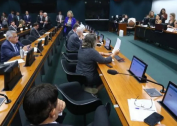 Câmara inicia prazo para Carla Zambelli apresentar defesa no processo que pode cassar seu mandato. Condenada pelo STF, deputada está na Itália e teve prisão decretada.