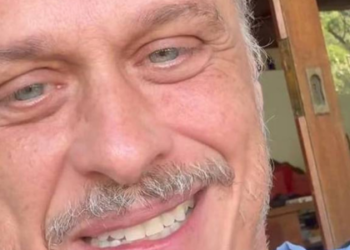 Guilherme Fontes foi picado por uma cobra jararaca em casa, no meio da floresta. Ele relatou dor intensa, levou o animal ao hospital e alertou sobre o perigo e a importância de buscar atendimento médico rápido.