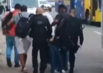 Motorista e passageiro de ônibus ficaram feridos após tiroteio durante megaoperação da Polícia Civil no Complexo de Israel, no Rio. Saiba os detalhes da ação e os impactos na cidade.