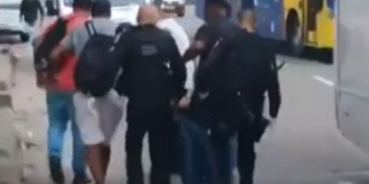 Motorista e passageiro de ônibus ficaram feridos após tiroteio durante megaoperação da Polícia Civil no Complexo de Israel, no Rio. Saiba os detalhes da ação e os impactos na cidade.