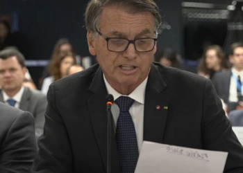 Durante depoimento ao STF, Bolsonaro afirmou que críticas às urnas eletrônicas não são exclusivas suas, citando Flávio Dino e Carlos Lupi. Disse que agiu dentro da Constituição, apesar de "falar palavrões".