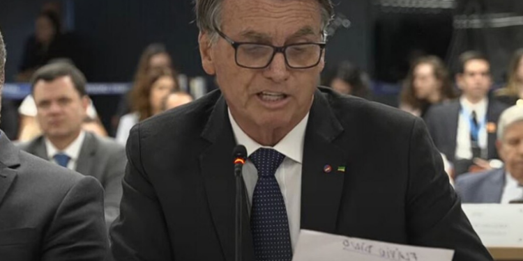Durante depoimento ao STF, Bolsonaro afirmou que críticas às urnas eletrônicas não são exclusivas suas, citando Flávio Dino e Carlos Lupi. Disse que agiu dentro da Constituição, apesar de "falar palavrões".