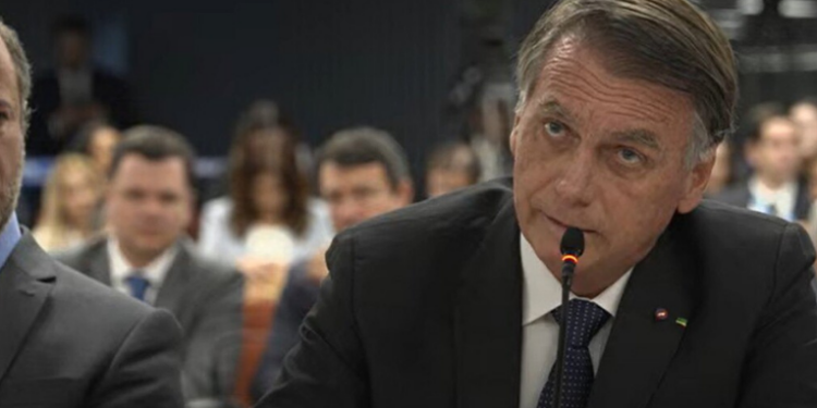 Em depoimento ao STF, Bolsonaro nega ter articulado golpe de Estado, afirma que reuniões com militares eram informais, minimiza a minuta apreendida com Torres e pede desculpas a Moraes por ataques passados.