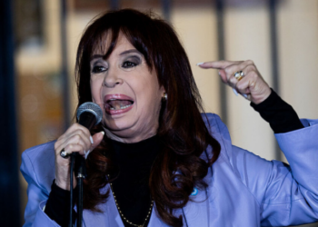 A Suprema Corte da Argentina confirmou a condenação de Cristina Kirchner por corrupção, impedindo sua candidatura nas eleições e abrindo caminho para sua prisão. Ex-presidente denuncia perseguição e chama mobilizações.
