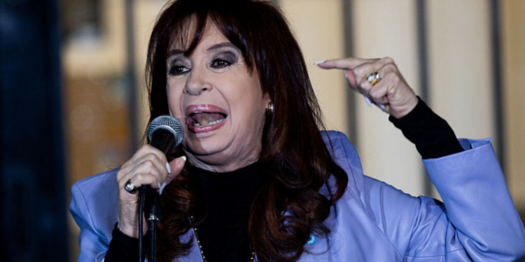 A Suprema Corte da Argentina confirmou a condenação de Cristina Kirchner por corrupção, impedindo sua candidatura nas eleições e abrindo caminho para sua prisão. Ex-presidente denuncia perseguição e chama mobilizações.