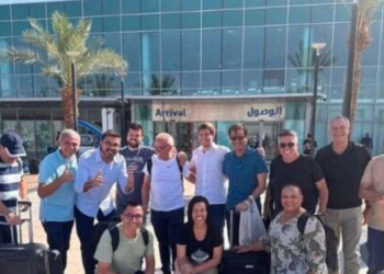 Vídeos revelam que prefeitos brasileiros ouviram orientações políticas de oficial israelense durante missão em Israel. A atividade, fora do roteiro oficial, incentivou defesa da narrativa de Israel sobre Gaza.