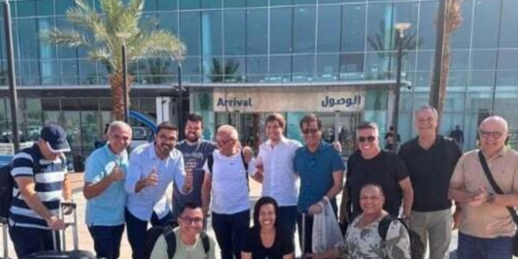Vídeos revelam que prefeitos brasileiros ouviram orientações políticas de oficial israelense durante missão em Israel. A atividade, fora do roteiro oficial, incentivou defesa da narrativa de Israel sobre Gaza.