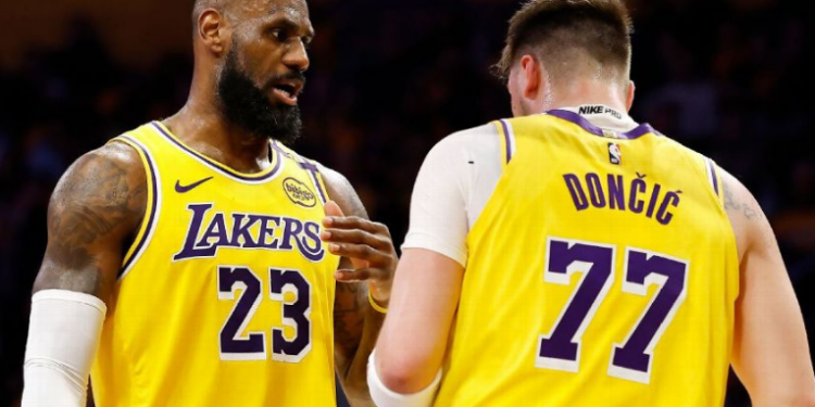 Los Angeles Lakers é vendido por US$ 10 bilhões a Mark Walter. A transação se torna o maior negócio esportivo da história e marca o fim da era Buss no comando da franquia da NBA.