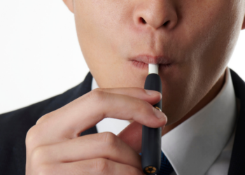 Pesquisa da Unifesp revela que 1 em cada 9 adolescentes brasileiros usa cigarro eletrônico. Estudo alerta para acesso fácil, riscos à saúde e retrocesso em políticas antitabagistas.