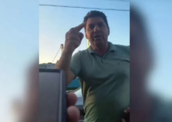 Prefeito de Bela Vista do Toldo (SC), Francisco Schiessl, é investigado por ameaçar PM durante blitz. Em vídeo, ele tenta impedir guincho e diz: “Vou mostrar quem manda nesta cidade”.
