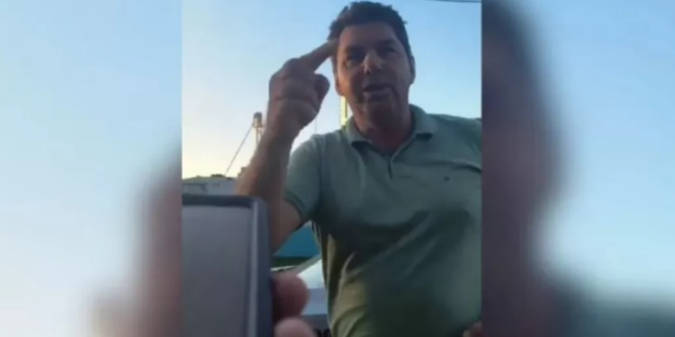 Prefeito de Bela Vista do Toldo (SC), Francisco Schiessl, é investigado por ameaçar PM durante blitz. Em vídeo, ele tenta impedir guincho e diz: “Vou mostrar quem manda nesta cidade”.
