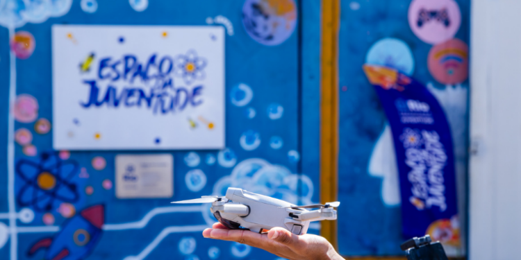Espaços da Juventude oferecem 3.500 vagas gratuitas para cursos em tecnologia e inovação no Rio. Inscrições abertas até 30 de junho para jovens de 15 a 29 anos.