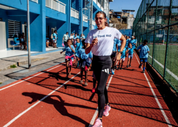 A atleta olímpica Viviane Lyra participou de evento na Vila Olímpica do Alemão, onde falou sobre sua trajetória e ensinou a técnica da marcha atlética aos alunos. Encontro faz parte do Time Rio, programa de apoio a atletas de alto rendimento.