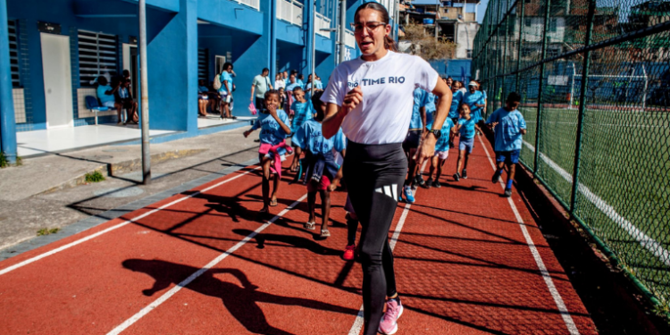 A atleta olímpica Viviane Lyra participou de evento na Vila Olímpica do Alemão, onde falou sobre sua trajetória e ensinou a técnica da marcha atlética aos alunos. Encontro faz parte do Time Rio, programa de apoio a atletas de alto rendimento.