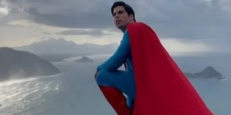 Equipe de 'Superman' visita o Cristo Redentor no Rio de Janeiro durante tour mundial. Estreia do filme está marcada para 10 de julho.
