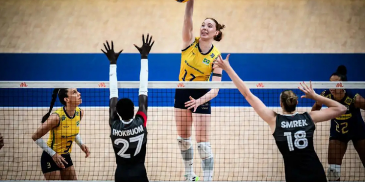 Seleção brasileira feminina de vôlei vence o Canadá por 3 a 0 na Liga das Nações, em Istambul. Júlia Bergmann e Júlia Kudiess brilham na partida.