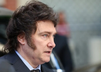 O governo argentino, liderado por Javier Milei, ampliará o ajuste fiscal para alcançar superávit primário de 1,6% do PIB em 2025, acima da meta inicial de 1,3% acordada com o FMI. A inflação também tem desacelerado, gerando elogios do Fundo Monetário Internacional.