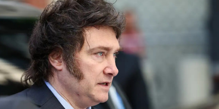 O governo argentino, liderado por Javier Milei, ampliará o ajuste fiscal para alcançar superávit primário de 1,6% do PIB em 2025, acima da meta inicial de 1,3% acordada com o FMI. A inflação também tem desacelerado, gerando elogios do Fundo Monetário Internacional.