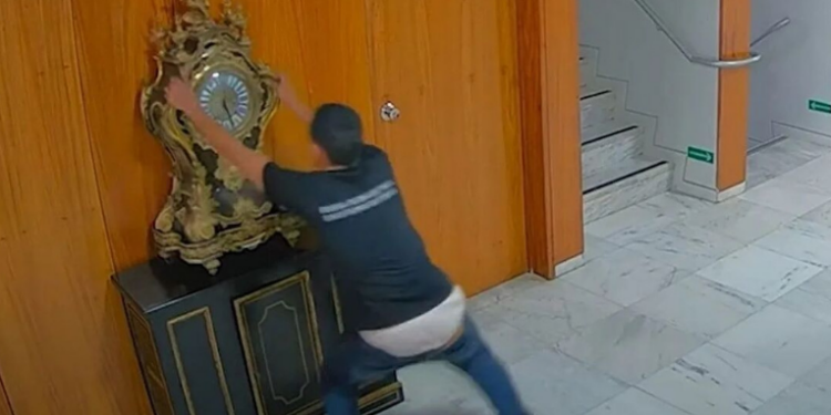 Alexandre de Moraes determina nova prisão de homem que destruiu relógio de Dom João VI em 8 de janeiro. Juiz mineiro que autorizou soltura será investigado por exceder sua competência.