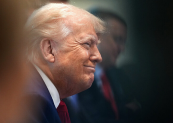 Donald Trump criticou Israel por continuar bombardeios após anunciar cessar-fogo com o Irã. Ele alertou que novas ações violam gravemente o acordo firmado.