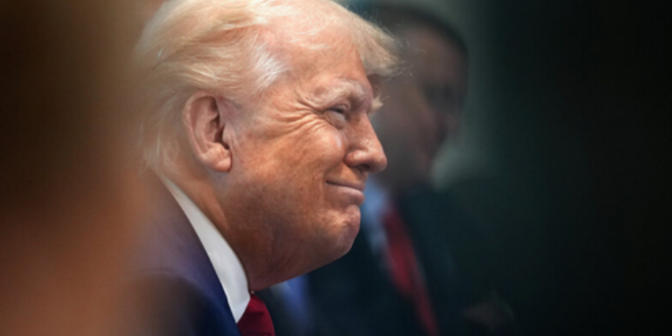 Donald Trump criticou Israel por continuar bombardeios após anunciar cessar-fogo com o Irã. Ele alertou que novas ações violam gravemente o acordo firmado.
