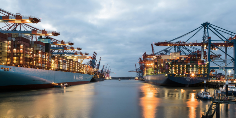Com avanço da indústria de transformação, Brasil mantém superávit comercial de US$ 1,1 bilhão na terceira semana de junho, apesar da queda nas exportações do agronegócio e da indústria extrativa.