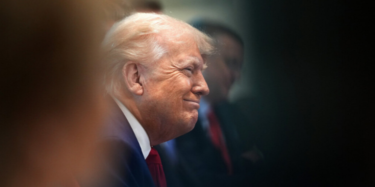 Medida de Trump que restringia verba da NSF a 15% para custos indiretos é anulada por juíza federal em Boston. Decisão protege pesquisas de alto impacto.