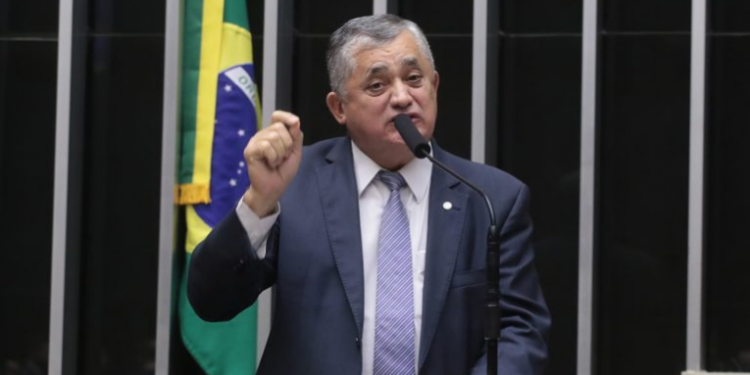 A Câmara dos Deputados aprovou urgência para o projeto que aumenta a faixa de isenção do Imposto de Renda de Pessoa Física para R$ 2.428,80. A proposta, de autoria do governo, será relatada por Arthur Lira.
